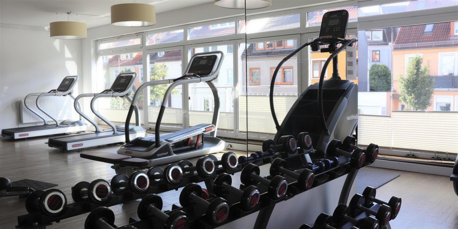 Cardio-Bereich mit Laufbändern am Fenster im Frauen-Fitnessstudio Patty's Gym, Bremen-Findorff
